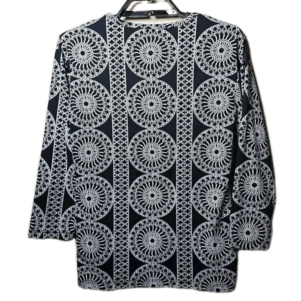 J. McLaughlin Women's Black White Top Size Medium Shirt Medallion t9 - Picture 2 of 5